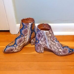 Madden Girl, sz 7, man made leather snakeskin print in blue, tan, & cream.